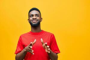 Amerikaans Mens persoon poseren Afrikaanse Amerikaans rood vent oranje mode portret zwart achtergrond foto