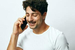 t-shirt Mens portret telefoon technologie hipster online op zoek bericht mannetje volwassen levensstijl wit foto