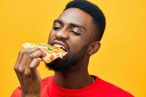 Mens gelukkig achtergrond snel levering pizza vent rood voedsel millennial glimlach voedsel zwart foto