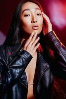 schoonheid vrouw concept mode licht rood persoon modieus portret kleurrijk noir modern kunst neon foto