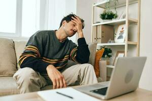 laptop Mens huis werken glimlach online bankstel foto