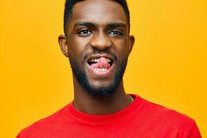 Amerikaans Mens zwart rood aantrekkelijk knap Amerikaans oranje achtergrond portret Afrikaanse vent mode foto