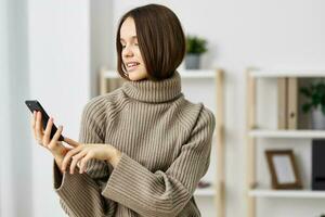 vrouw huis telefoon smartphone emotie camera blogger selfie bankstel foto mobiel