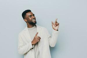 jong Mens portret glimlach glimlachen zwart zakelijke emotie zelfverzekerd gelukkig Afrikaanse Amerikaans foto