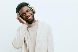 jong Mens aantrekkelijk dj Amerikaans hoofdtelefoons vent zwart Afrikaanse portret achtergrond muziek- mode foto