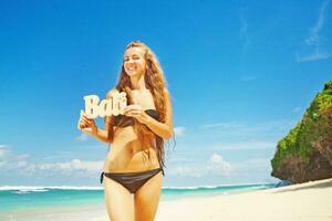 mooie vrouw op het strand foto