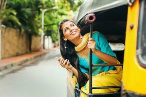 Indisch vrouw in een tuktuk foto