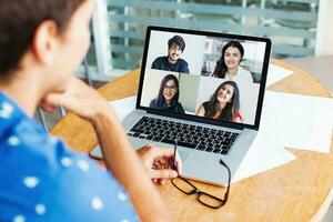 afgelegen samenspel concept. Mens pratend naar zijn Indisch collega's Aan video telefoontje foto