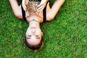 hippie vrouw houdende Aan de gras foto