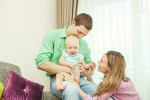 familie spelen met de kind samen foto