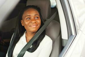 mooi afro vrouw in de auto foto