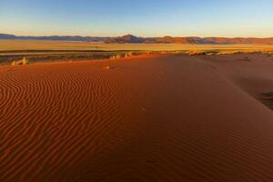 rood zand duin Bij zonsondergang in namib woestijn foto