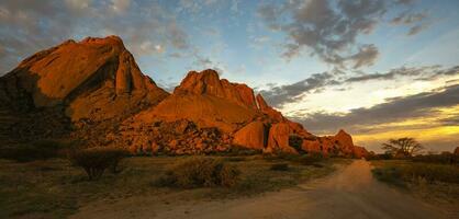 spitzkoppe graniet rotsen gloed rood Bij zonsondergang foto