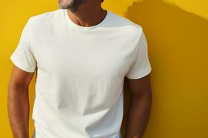 bijgesneden beeld van Mens in wit blanco t-shirt Aan geel achtergrondai gegenereerd foto