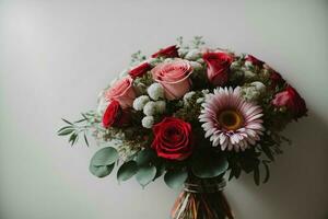 een vaas gevulde met rood en roze bloemen. ai gegenereerd foto