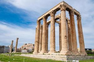 ruïnes van de oude tempel van olympische zeus in athene, griekenland foto