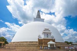 ruwanwelisaya stoepa in anuradhapura, sri lanka foto