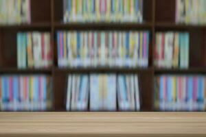 lege houten planken over vage boekenplankachtergrond. onderwijsconcept. foto