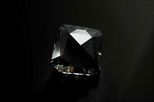 een zwart diamant Aan een zwart achtergrond. ai gegenereerd foto