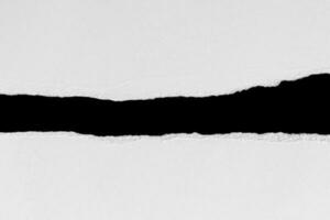 wit gescheurd stuk van papier geïsoleerd Aan zwart achtergrond met knipsel pad. foto