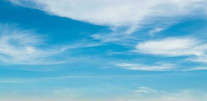 blauw lucht tegen zacht wit wolken. mooi natuurlijk cloudscape achtergrond. foto