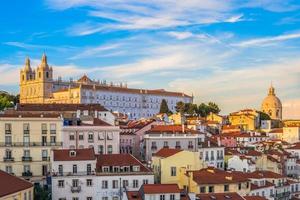 skyline van de wijk alfama in lissabon, de hoofdstad van portugal foto