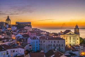 skyline van de wijk alfama in lissabon, de hoofdstad van portugal foto