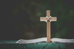 de houten kruis over- geopend Bijbel. christen geloof. god. foto