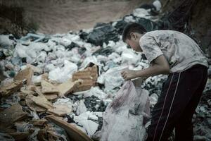 arme kinderen verzamelen afval te koop vanwege armoede, afvalrecycling, kinderarbeid, armoedeconcept, wereldmilieudag, foto