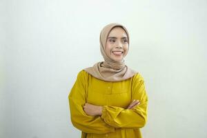 glimlachen jong Aziatisch moslim vrouw voelt zelfverzekerd en blij geïsoleerd over- wit achtergrond foto