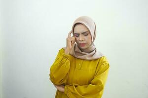 portret van denken jong Aziatisch vrouw op zoek omhoog en tintje kin geïsoleerd door wit achtergrond foto