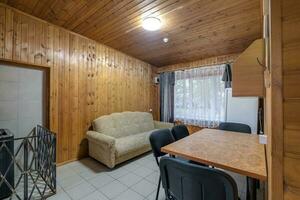 interieur van houten eco slaapkamer in studio appartementen, herberg of hoeve foto