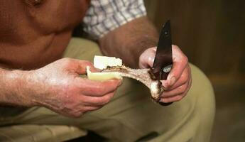gaucho snijdend een geroosterd rib, Patagonië Argentinië foto