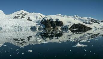 lemaire zeestraat kust, bergen en ijsbergen, antartica foto