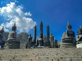 zwart Boeddha gelegen in Thailand foto