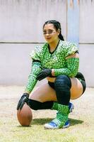 portret van Mexicaans vrouw Amerikaans Amerikaans voetbal speler vervelend uniform met velociraptor huid patronen foto