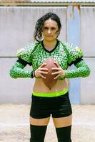 portret van Mexicaans vrouw Amerikaans Amerikaans voetbal speler vervelend uniform met velociraptor huid patronen foto