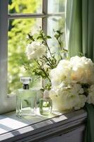 glas parfum fles met bloemen foto