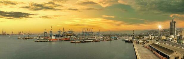 Israël, panoramisch visie van Haifa industrieel haven en terminal in de buurt downtown en financieel centrum foto