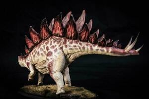 dinosaurus stegosaurus in de donker foto