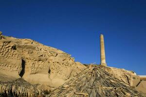 stoffelijk overschot van de oud tomaat verwerken fabriek Aan vlychada strand Bij Santorini eiland in Griekenland foto