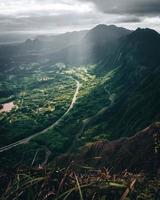 uitzicht op de tropische natuur van een snelweg vanaf een wandelpad in oahu, hawai foto