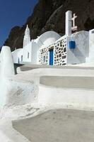 agios nikolaos kerk in de buurt rood strand in akrotiri Aan Santorini eiland, Griekenland foto