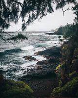 een rotsachtig strand aan de kust van Maui, Hawaï foto