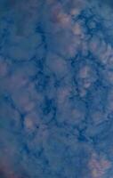 banier mooi dik blauw wolken met roze aderen. mystiek lucht. foto