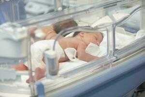 pasgeboren kinderen zijn in de dozen in de ziekenhuis. foto