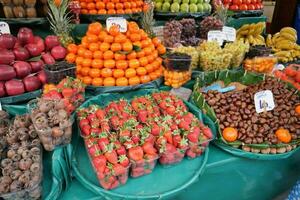 fruit kraam Bij lokaal markt in Istanbul foto