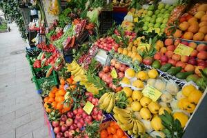 fruit kraam Bij lokaal markt in Istanbul foto