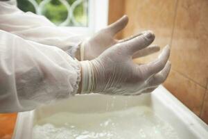 hand- schoonmaak met ontsmettingsmiddel oplossing in de ziekenhuis poort gedurende de coronavirus epidemie. foto