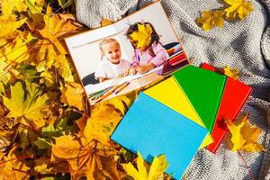 kinderen fotoboeken en herfst bladeren foto